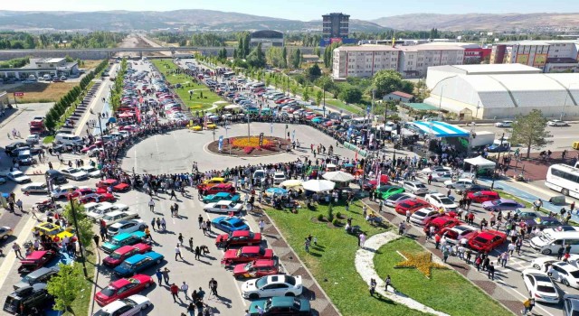 Modifiye araç tutkunları Sivasta buluştu