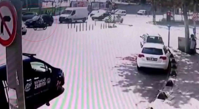 Motokurye dönüş yapan polis aracına çarptı: Kaza anı kamerada