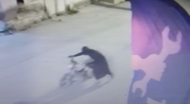 Motosiklet hırsızı çarşaf giyince daha hızlı yakalandı