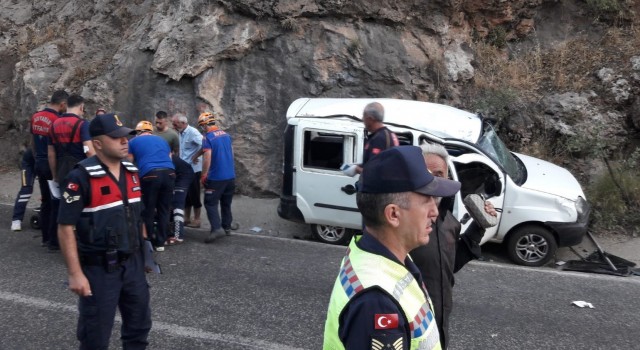 Motosiklet ile hafif ticari araç çarpıştı: 7 yaralı