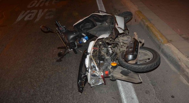 Motosiklet refüje çarptı: 1 yaralı
