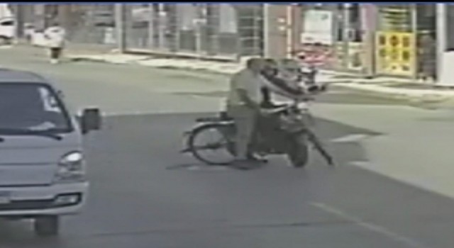 Motosikletin çarptığı bisikletli yaralandı, kaza anı kameraya yansıdı