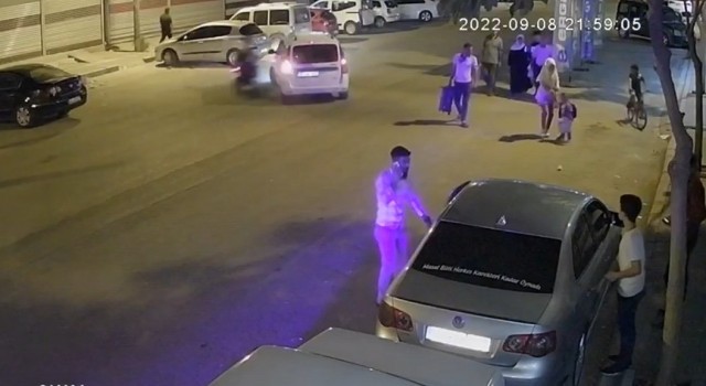 Motosikletin otomobille çarpıştığı kaza kamarada