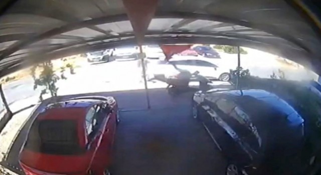 Motosikletini çalmaya çalışan şüpheliyi yakalamak için adeta uçtu