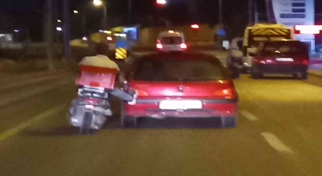 Motosikletli kurye otomobili ayağı ile 300 metre itti