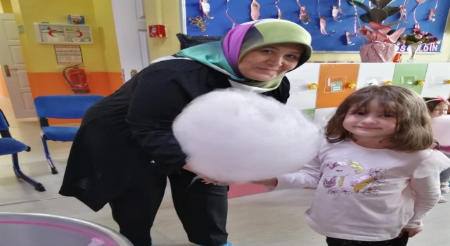 MS ve Epilepsi ile Yaşam Derneğinden öğrencilere pamuk şekeri ikramı