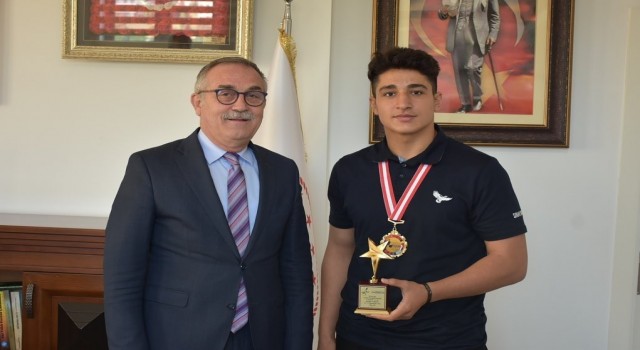 Müdür Akyol, Balkan Şampiyonu Zaloğlunu makamında ağırladı