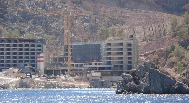 Mühürlenen otel inşaatı sürüyor