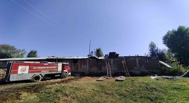Muradiyede 50 ton saman kül oldu