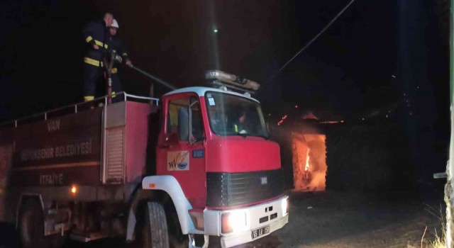 Muradiyede ahır ve samanlık kundaklandı
