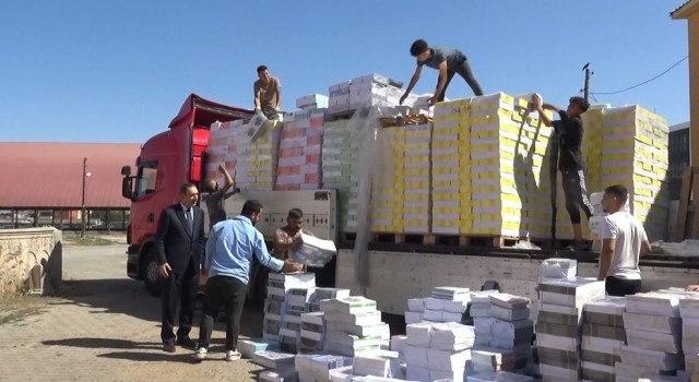 Muşta ders kitapları ücretsiz şekilde masalarda hazır