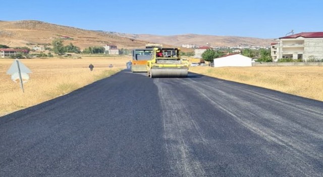 Muşta köy yolları sıcak asfaltla kaplanmaya devam ediyor