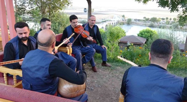 Muşta Teke ailesi hobi ile başladıkları müzik aşkını eğitimle taçlandırıyor