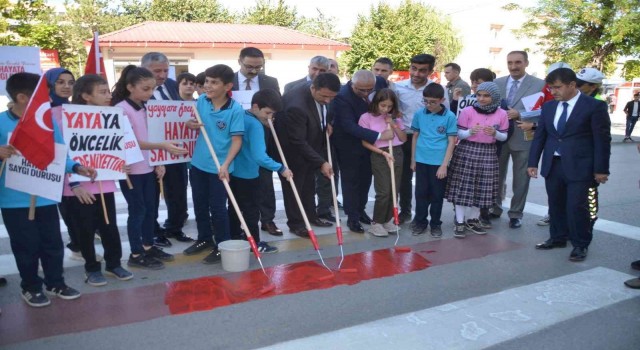 Muşta Yayalara öncelik duruşu, hayata saygı duruşu etkinliği yapıldı