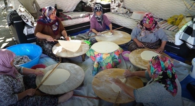 Mustafakemalpaşalı kadınlar imece usulü kışlık hazırlıklarına başladı