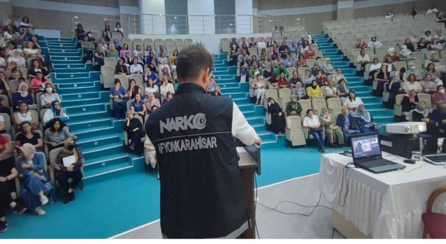 Narkotik polisi anne ve anne adayı öğretmenlere seminer verdi
