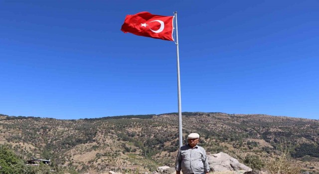 Nazillide zirveye dikilen Türk Bayrağı göndere çekildi
