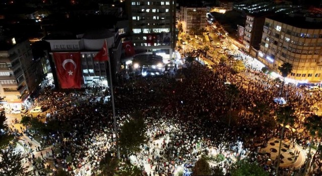 Nazillideki konseri binlerce kişi izledi
