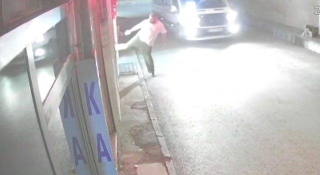 Nedenini kimse anlayamadı, önüne gelen dükkanın camına tekme ve yumruk attı