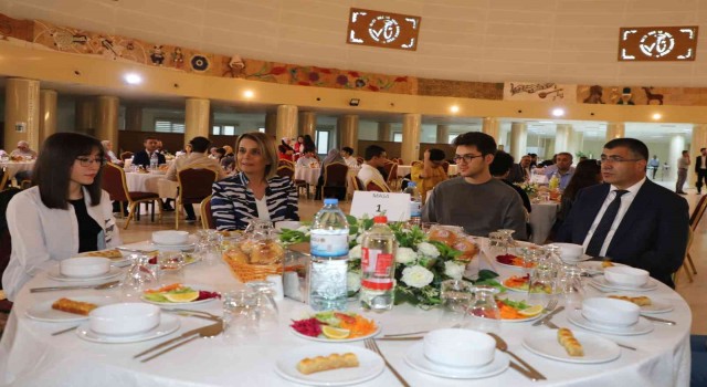 Nevşehirde protokol üyeleri başarılı öğrencilerle buluştu