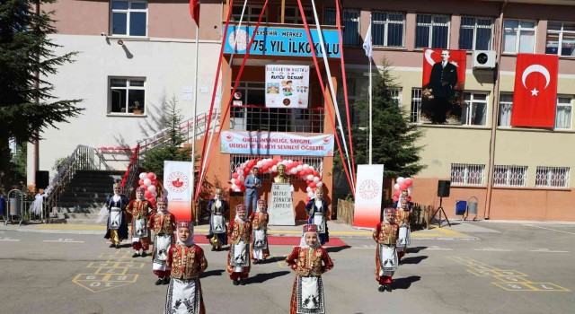 Nevşehirde protokol üyeleri ‘İlköğretim Haftası kutlama programına katıldı