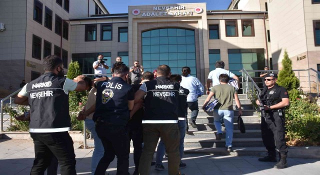 Nevşehirin en büyük narkotik operasyonunda gözaltına alınan 33 şüpheli adliyeye sevk edildi