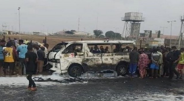 Nijeryada otobüs otomobile çarptı: 20 ölü