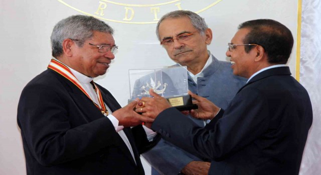 Nobel Ödüllü Piskopos Ximenes Beloya çocuklara yönelik cinsel istismar suçlaması