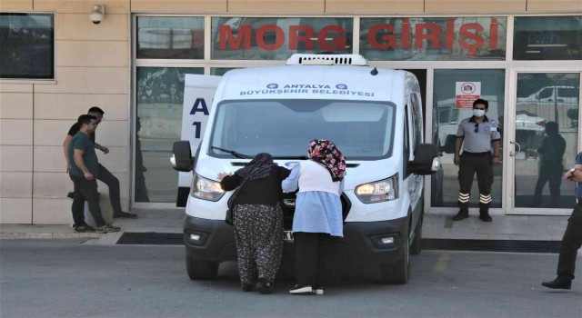 Oğlunun acısına dayanamayıp cenaze aracını öpen anne yürekleri dağladı