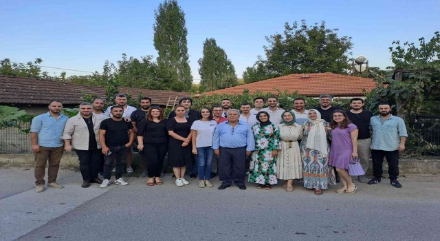 Öğrencilerini mezuniyetlerinden 23 yıl sonra gören öğretmen duygusal anlar yaşadı