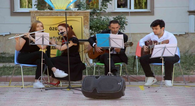 Öğretmen ve öğrencilerden ilk gün resitali