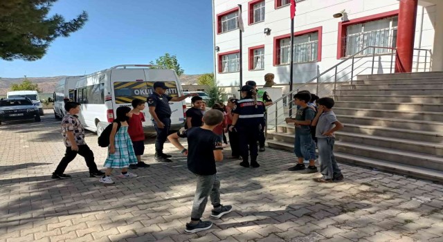 Okul çevrelerinde 7 bin kişinin kimliği kontrol edildi