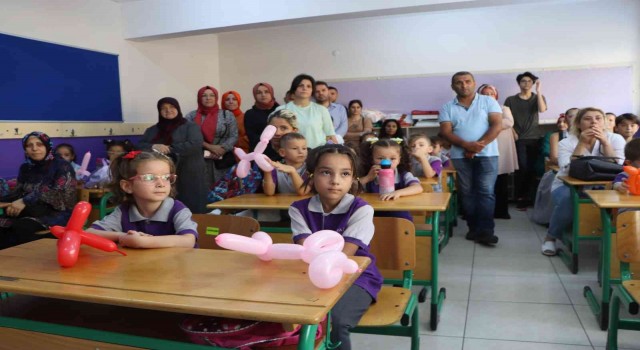 Okula yeni başlayan miniklerin ilk gün heyecanı