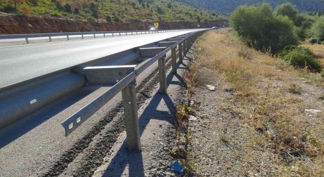 ‘Ölüm virajındaki demir bariyerleri çaldılar