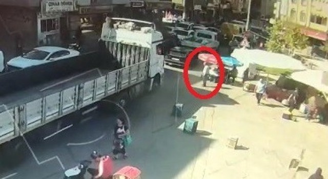 Ölüme böyle gitti...Tır altında kalan babalarını görünce yıkıldılar