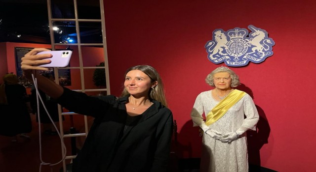 Ölümünden sonra Kraliçe Elizabethin heykeline ilgi arttı