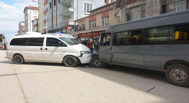 Orduda minibüsler çarpıştı: 2 yaralı