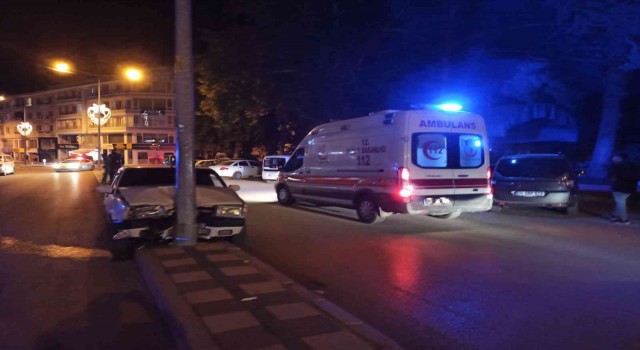Orta refüje çıkıp aydınlatma direğine çarpan aracın sürücüsü yaralandı