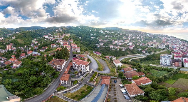 Ortamahallenin gündüzü ayrı gecesi ayrı güzel