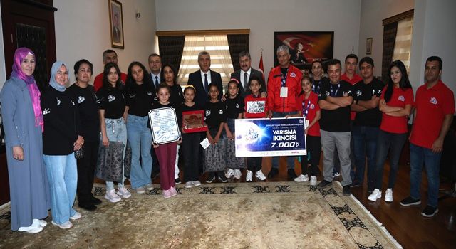 Osmaniye Vali Yılmaz, Teknofest'te başarılı olan öğrencilere hediye verdi