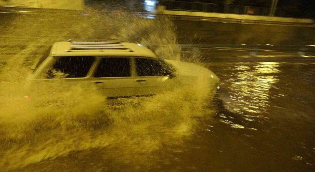 Osmaniyede gece saatlerinde bastıran sağanak hayatı olumsuz etkiledi