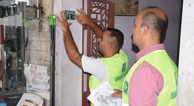Osmaniye'de Güncellenen sokak levhaları ve dış kapı numaraları yenileniyor