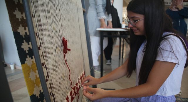 Osmaniye'de Kilim dokuma kursiyerleri, emeklerini sergiledi