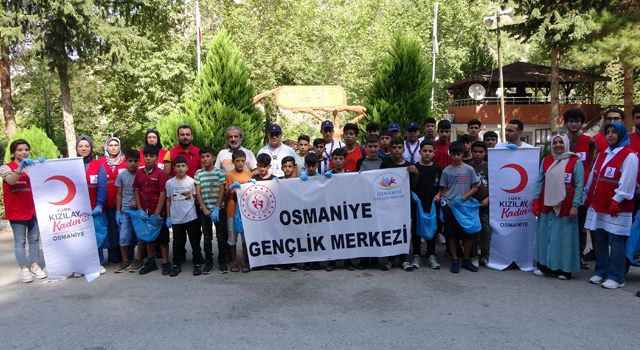 Osmaniye'de Mesire alanından 20 torba çöp topladılar