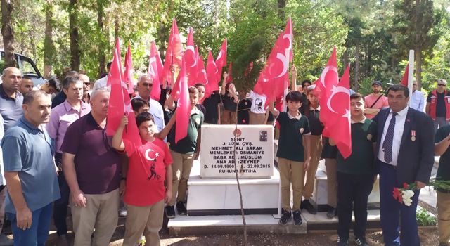 Osmaniye'de Öğrenciler, okullarına adı verilen şehidi, mezarı başında andı