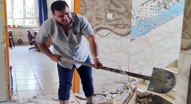 Osmaniye'de Okul Müdürü, bakım onarım çalışması yaptı