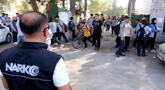 Osmaniyede okul önlerinde narkotik uygulaması