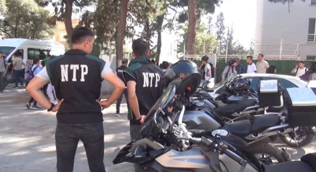 Osmaniye’de polis, okul önerinde denetim yaptı