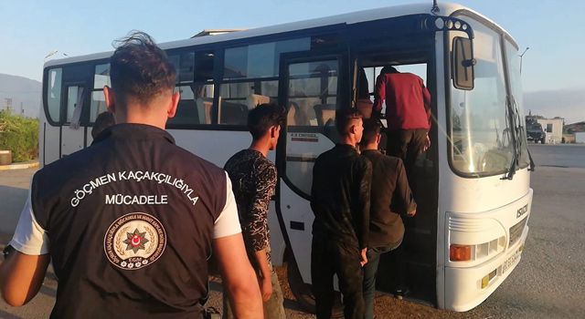 Osmaniye'de Polisin durdurduğu otomobilde 6 düzensiz göçmen yakalandı