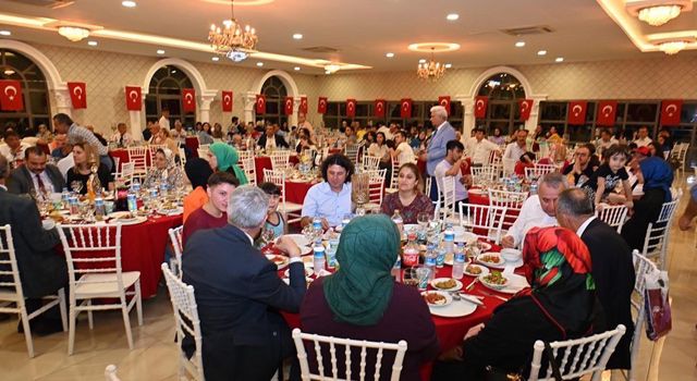 Osmaniye’de şehit aileleri ve gaziler onuruna yemek